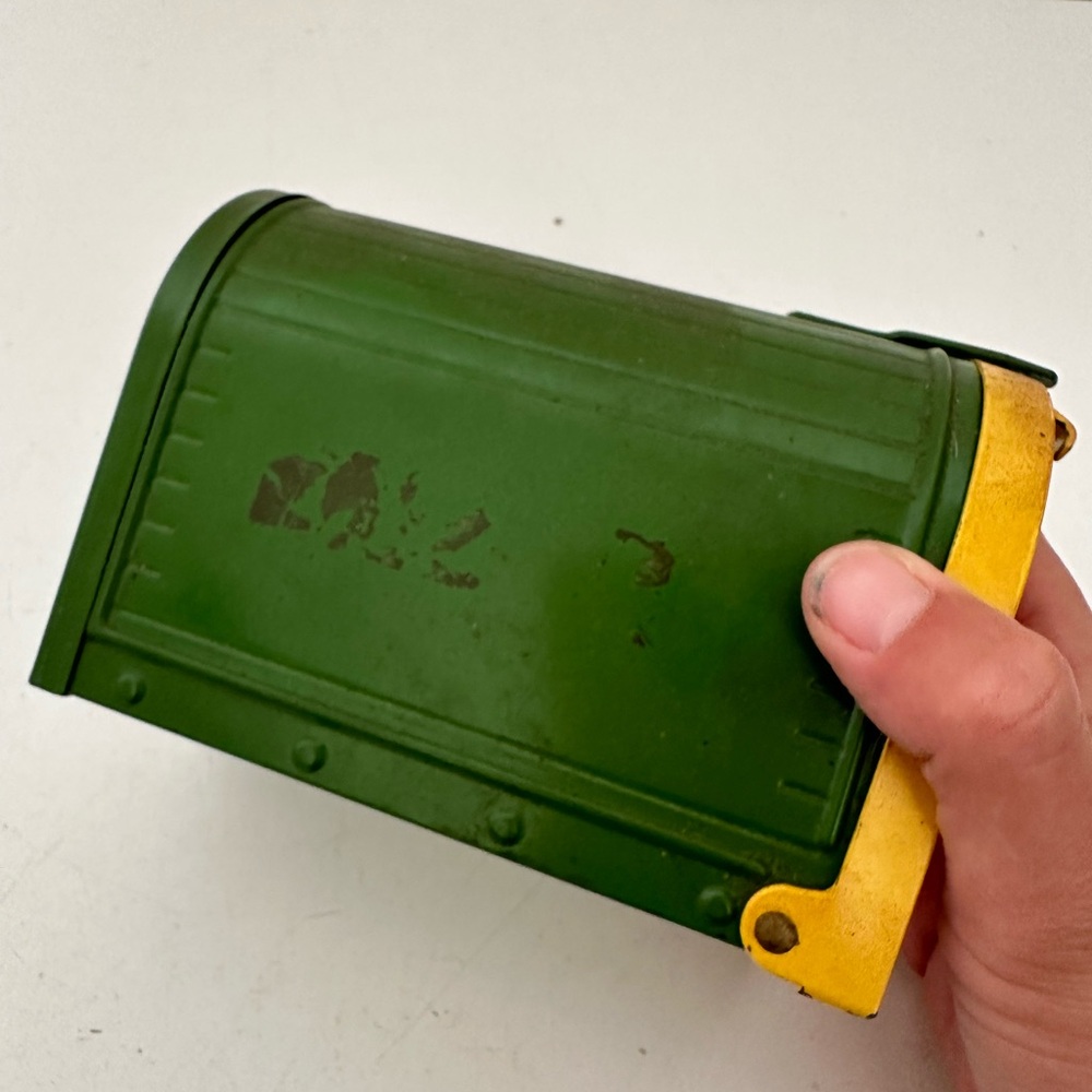 John Deere Metal Mailbox Bank By Ertl Vintage Made In Dyersville Iowa USA - Picture 6 of 11